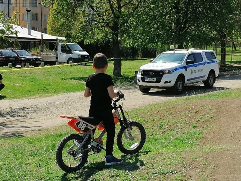 Полиция патрулираше в парковете по време на забраната да бъдат посещавани през пролетта на 2020 г.