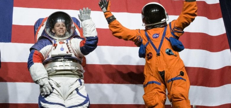 Костюмите Exploration Extravehicular Mobility Unit (xEMU) (ляво) и Orion Crew Survival System.
