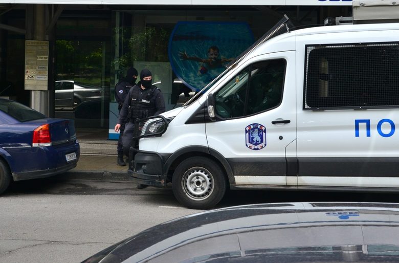 Униформени пред софийския офис на "Приста ойл" в квартал "Лозенец"