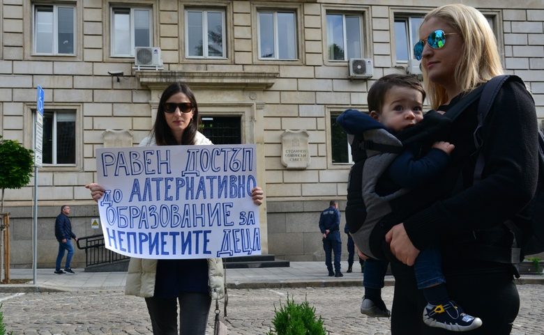 На протест родители поискаха ударно строителство на детски градини и ваучери за неприетите