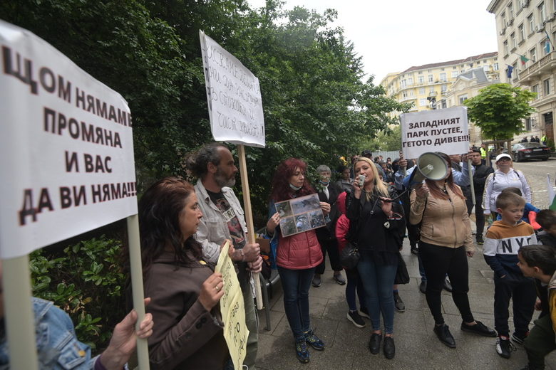 След протести Столичната община затваря център за бездомни в "Захарна фабрика" След протести Столичната община затваря център за бездомни в "Захарна фабрика"