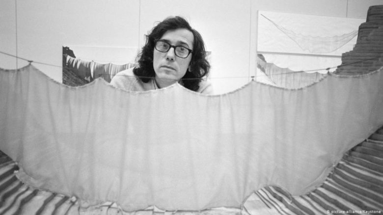 Февруари 1975: Кристо с макет на инсталацията си "Завеса в долината" от щата Колорадо.