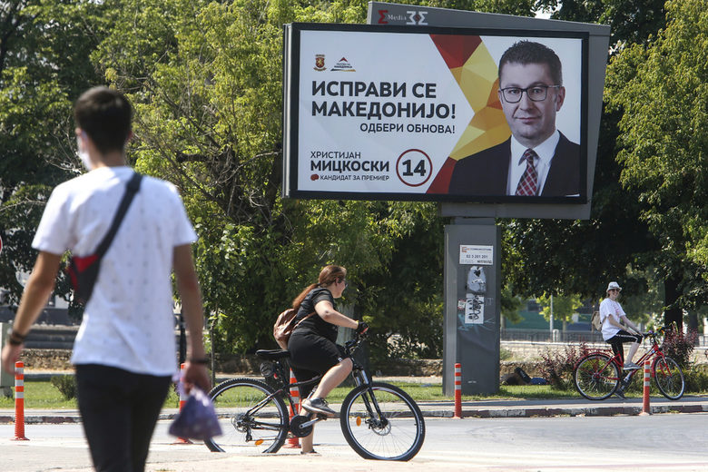 Плакат с лидера на опозицията Християн Мицкоски