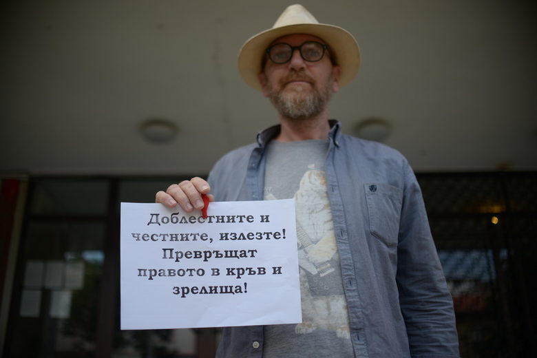Николай Табаков, артист, музикант, активист и председател на ДСБ в Дупница. Той е организатор на протеста с искане за оставката на правителството и на главния прокурор Иван Гешев, който събра над 100 души в сряда