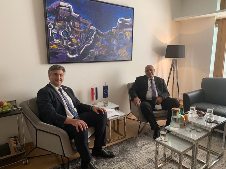 Единствената двустранна среща на премиера Борисов, за която бе съобщено публично, е тази с хърватския му колега Андрей Пленкович, но темата на разговора им е било приемането в "чакалнята" на еврозоната.