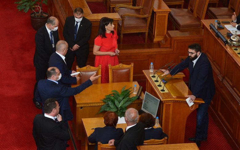 "Борисов се крие като мишка": БСП напусна парламента, защото премиерът раздавал пари от джипа "Борисов се крие като мишка": БСП напусна парламента, защото премиерът раздавал пари от джипа