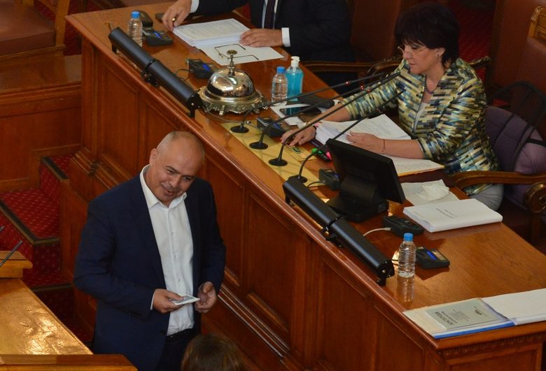 "Борисов се крие като мишка": БСП напусна парламента, защото премиерът раздавал пари от джипа "Борисов се крие като мишка": БСП напусна парламента, защото премиерът раздавал пари от джипа