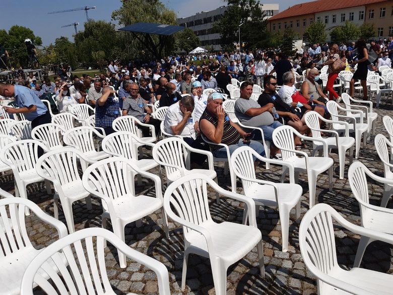 Жаркото слънце принуди някои делегати да ползват маската вместо шапка Жаркото слънце принуди някои делегати да ползват маската вместо шапка
