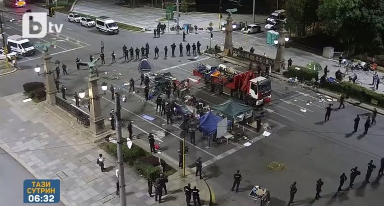 По тъмно и с благословията на Борисов полицията вдигна барикадите в страната По тъмно и с благословията на Борисов полицията вдигна барикадите в страната