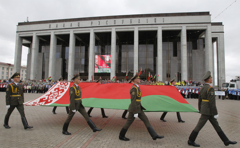 Бяло, червено и зелено - знамената в битката за бъдещето на Беларус