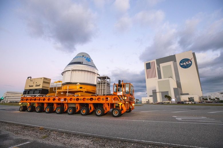 Капсулата CST-100 Starliner на "Боинг" преди теста през 2019 г. Капсулата CST-100 Starliner на "Боинг" преди теста през 2019 г.