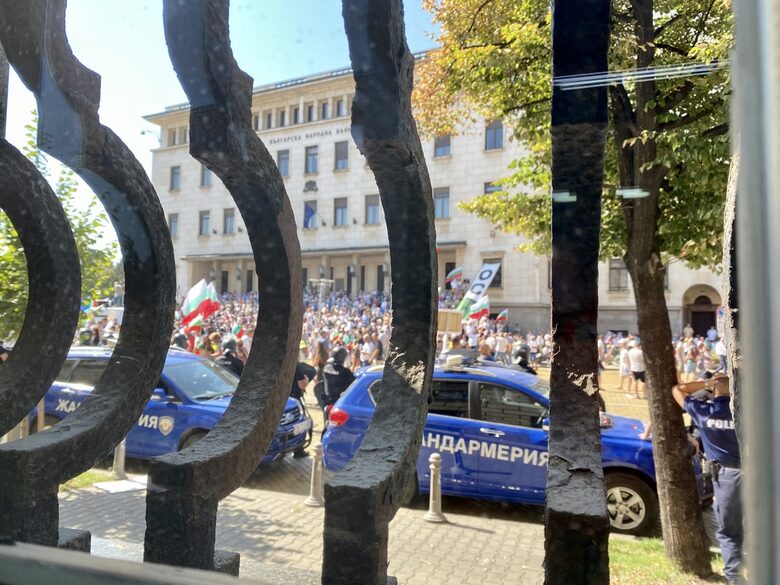  Изглед през прозорец в стаята за публицисти в новата постройка на Народното събрание. Снимката е от септември 2020 година 