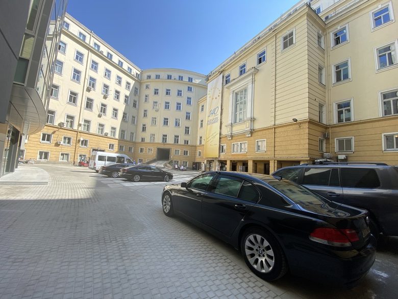 коли и малък бус, с които се предвижват депутати