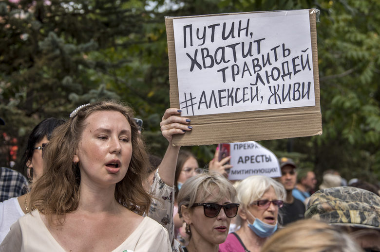 "Путин, стига си тровил хората!", пише на плакат по време на антиправителствените протести в руския град Хабаровск, продължаващи вече седмици наред.