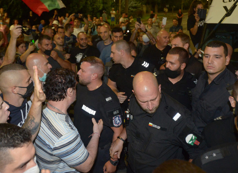 Характерното изображение на череп е знак на американски герой от комиксите на "Марвел", който се нарича Наказателя (Punisher) и поради това изображението става известно като "Черепът на Наказателя" (Punisher skull), а почитателите на неговите истории започват да се наричат Punishers.