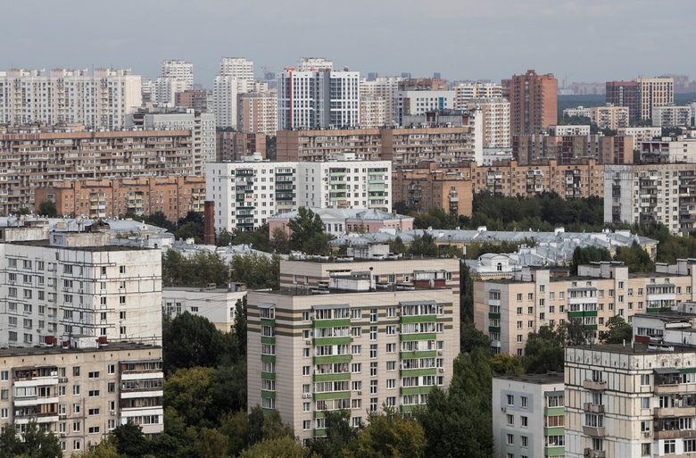 Москва навлиза във втора вирусна вълна с повече легла и ограничено движение