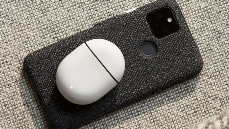 Pixel 5 ще може да зарежда малки електронни устройства, поставени на капака му. Pixel 5 ще може да зарежда малки електронни устройства, поставени на капака му.