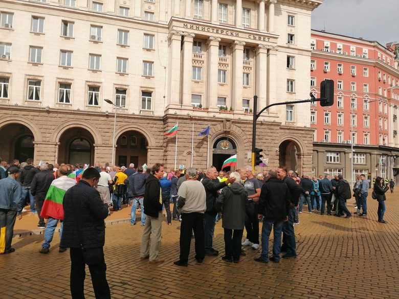 Автоинструктори блокираха центъра на София, плашат с гражданско неподчинение (обновена)