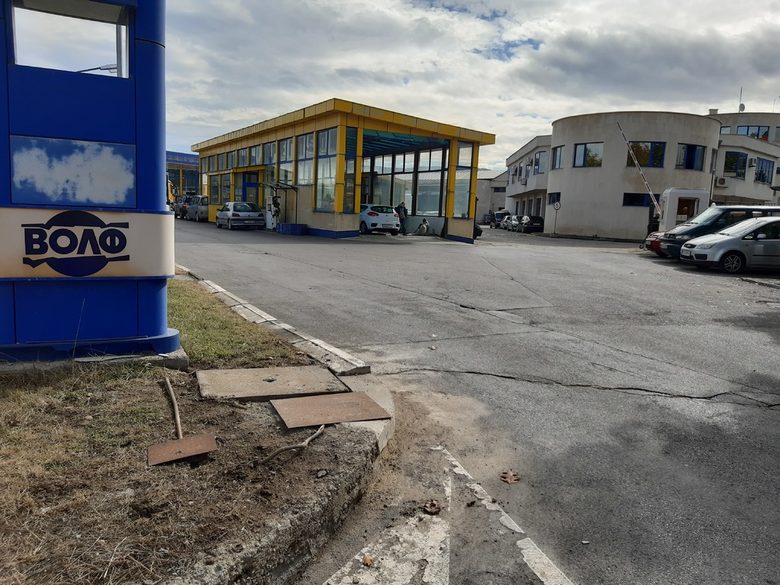 Офисът на строителя "Био майнинг" АД е в гаража на сметосъбиращите машини на Румен Гайтански-Вълка в кв. Горубляне