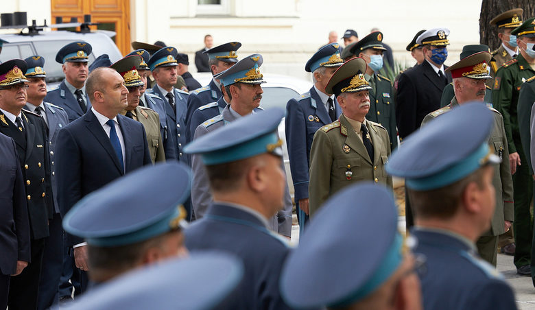 Кадър от церемонията, на която ген. Димитър Петров стои до Румен Радев.