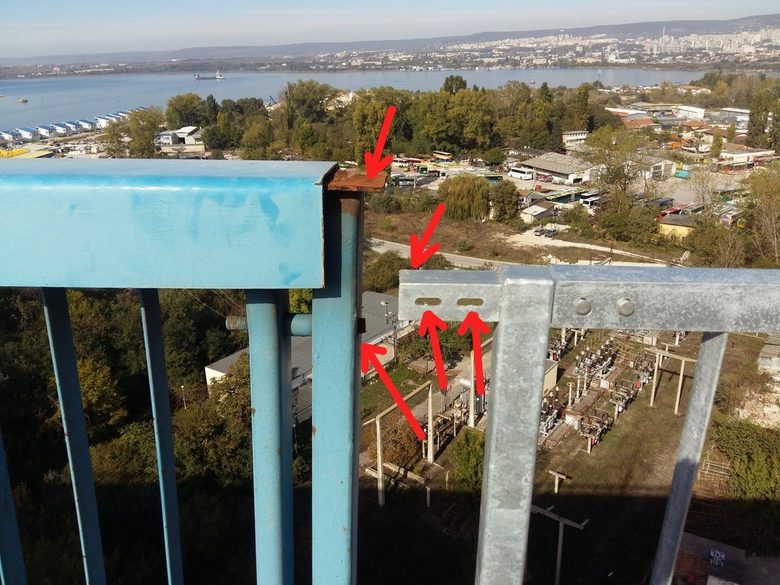 Старят парапет - в ляво на снимката и новата част, която е по-ниска и незакрепена Старят парапет - в ляво на снимката и новата част, която е по-ниска и незакрепена