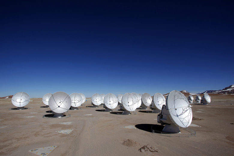 Мрежата от радиотелескопи Atacama Large Millimeter/submillimeter Array (ALMA)