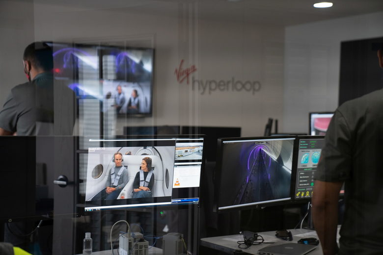 Virgin Hyperloop извърши първото в света пътуване с пътници на борда Virgin Hyperloop извърши първото в света пътуване с пътници на борда