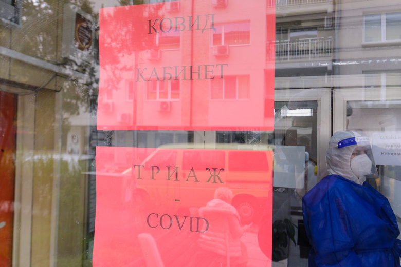В някои ковид кабинети в София правят бързия тест безплатно и без направление