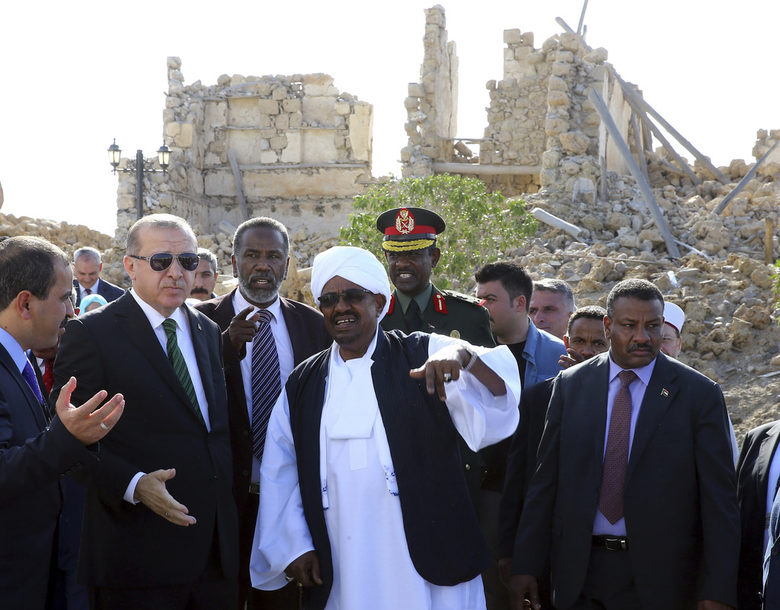 Конкуренция в Судан <a href="https://www.dnevnik.bg/sviat/2018/01/10/3109509_za_kakvo_e_na_turciia_sudanski_ostrov_v_cherveno_more/">може да създава и Турция</a>. На тази снимка от 2017 г. е турският президент Реджеп Тайип Ердоган със сваления судански Омар ал Башир.