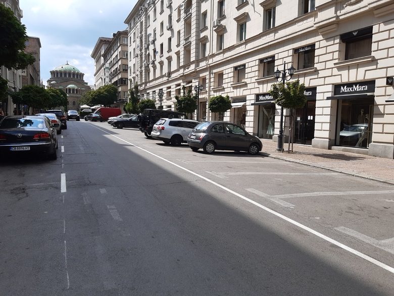 Косото паркиране бе забранено по улицата на 4 юли.