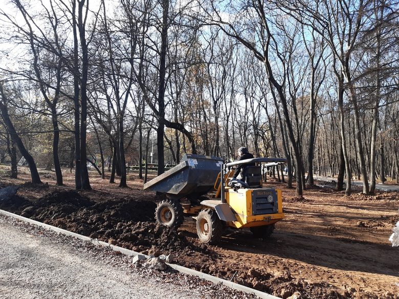Зелените площи в парка сега се засипват с рохка пръст.