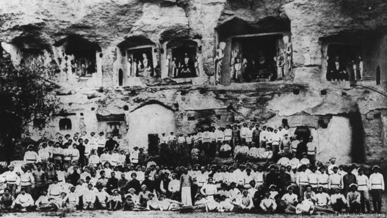1921: интернирани в Западна Монголия белогвардейци след Гражданската война в Русия.