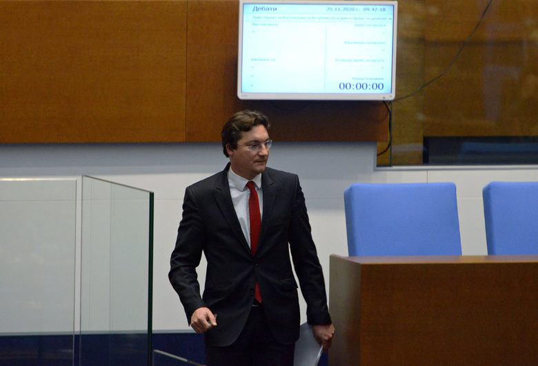 Според Крум Зарков е необходима цялостна реформа, но това ще е задача на следващото правителство, а сегашното мнозинство може да направи едно полезно нещо и то е да освободи пътя за друго мнозинство.