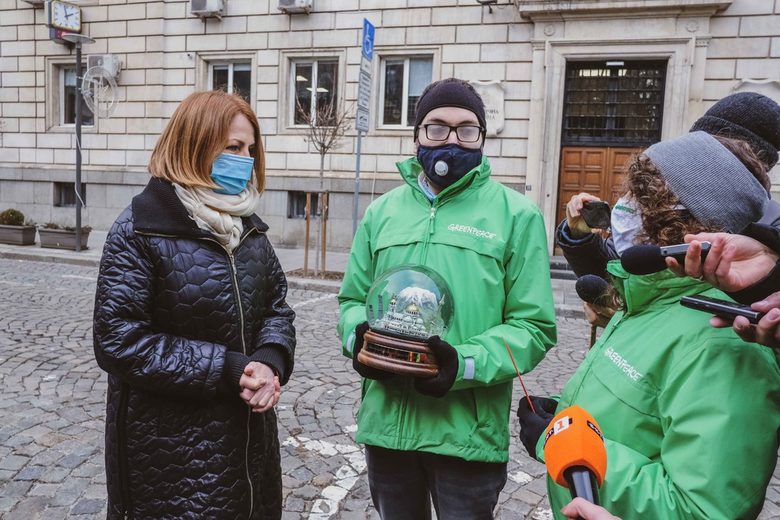 Кметът на София Йорданка Фандъкова получава преспапие, в което над града се стеле мръсотия, а не сняг. Кметът на София Йорданка Фандъкова получава преспапие, в което над града се стеле мръсотия, а не сняг.