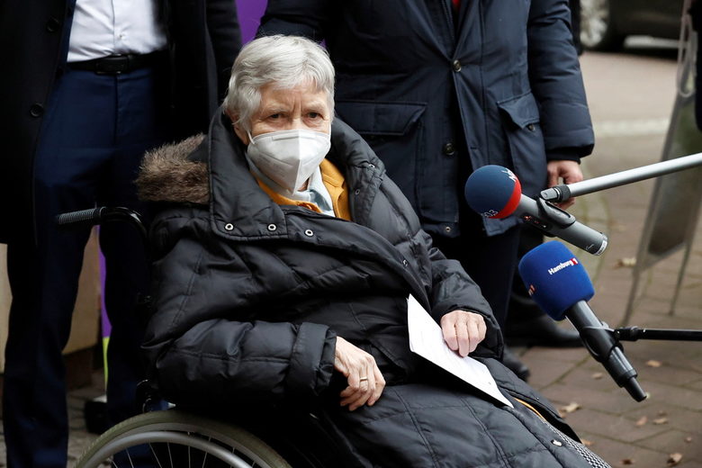 84-одишната Карин Зиверс е първата ваксинирана в неделя в дом за възрастни в Хамбург. Имунизирането в Германия започна ден по-рано. 84-одишната Карин Зиверс е първата ваксинирана в неделя в дом за възрастни в Хамбург. Имунизирането в Германия започна ден по-рано.