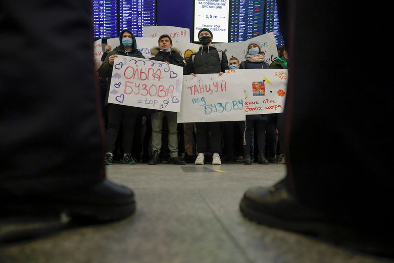 Навални е задържан при пристигане в Русия сред масови арести и блокирано летище
