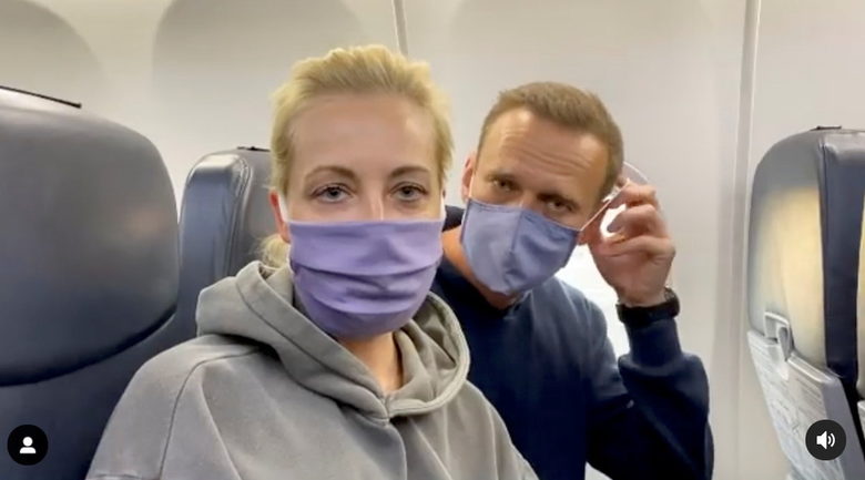 Алексей Навални със съпругата си Юлия на борда на самолета.