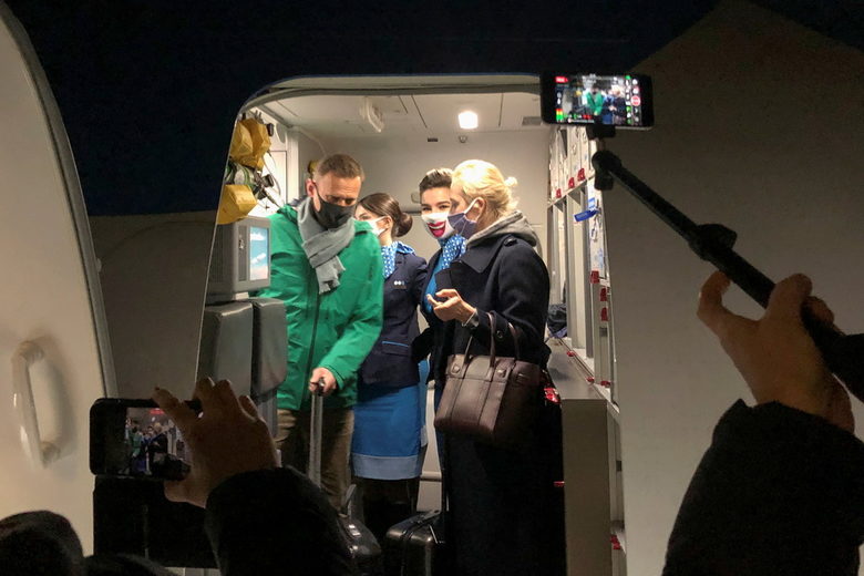 Навални е задържан при пристигане в Русия сред масови арести и блокирано летище
