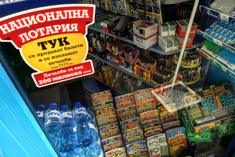 "Чужди наблюдатели редовно коментираха, че това е едно от нещата, които ги шокира в страната - масовото търкане на билетчета от бедни хора", коментира Безлов.