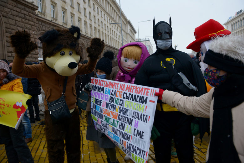"Искаме да работим": Стотици протестираха за отваряне на заведенията
