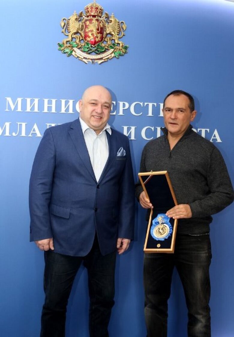 В началото на 2017 г. Кралев връчи "Венец на победителя" на Васил Божков