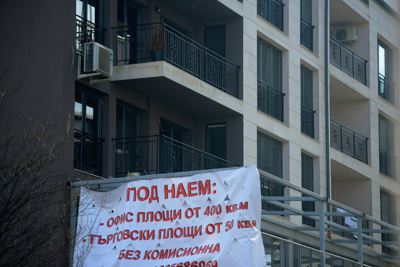 Епидемията освободи площи в моловете и офисите
