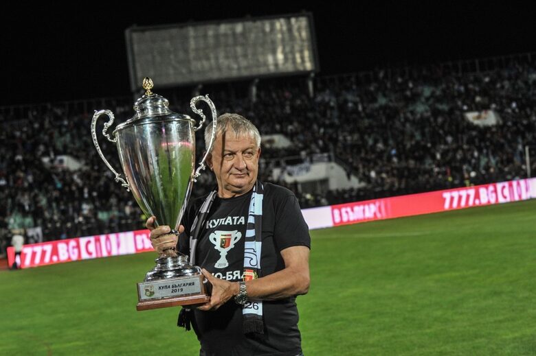 Футболисти vs. мениджъри: кой кой е сред кандидатите за президент на БФС