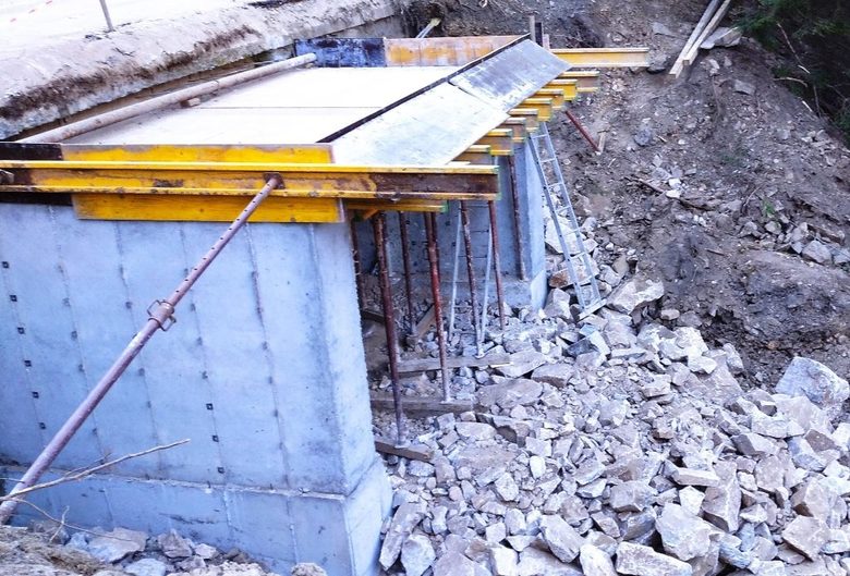Застрашени от свлачища са около 300 участъка от републиканските пътища Застрашени от свлачища са около 300 участъка от републиканските пътища