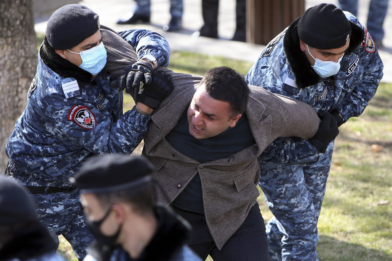 Задържане на протестиращ срещу премиера Никол Пашинян, 23 февруари 2020 г.