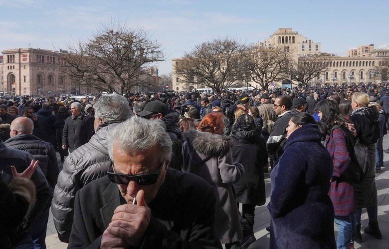 В Армения армията поиска оставката на премиера, той я обвини в "опит за преврат"
