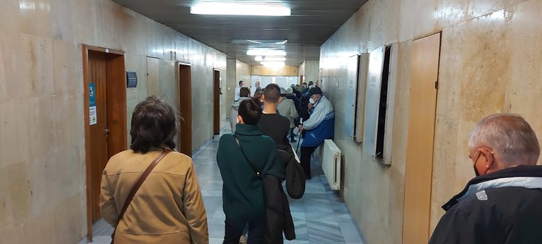 Опашка за ваксиниране в понеделник във Военномедицинска академия. Опашка за ваксиниране в понеделник във Военномедицинска академия.