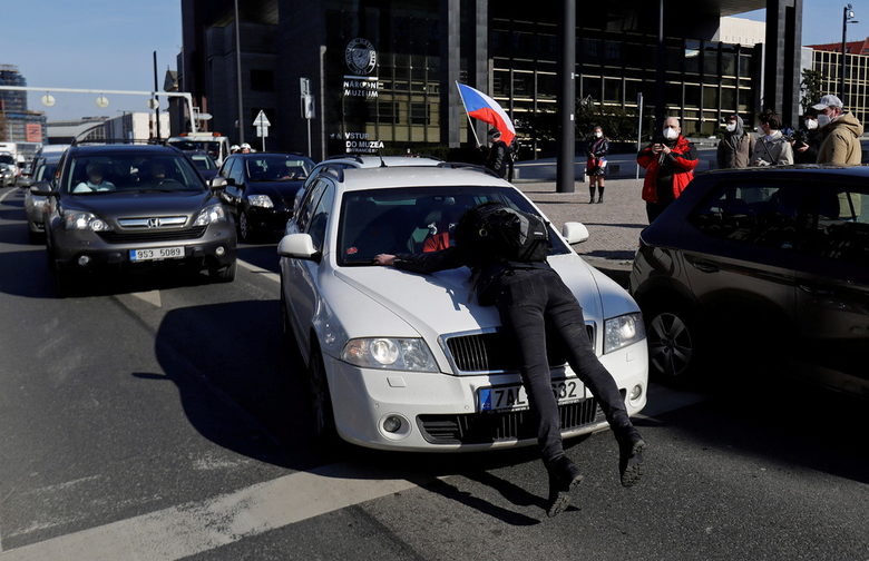 Протестиращ срещу ограниченията опита в неделя да спре трафика в центъра на Прга Протестиращ срещу ограниченията опита в неделя да спре трафика в центъра на Прга