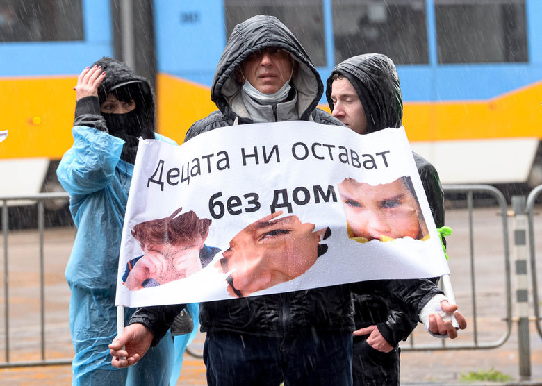 Собственици на жилища искат ясни гаранции и срокове кога ще бъде завършен строежът и ще могат да го ползват.