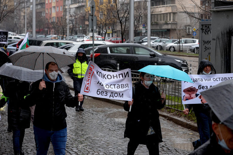 Шествието мина по бул. "Цар Борис III"и стигна до сградата на антикорупционната комисия, а след това и до Съдебната палата.